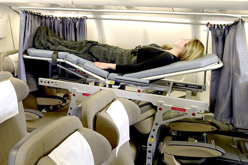 Как перевозят лежачих больных в самолетах